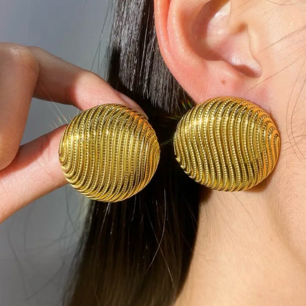 Elegant retro textured stud earrings